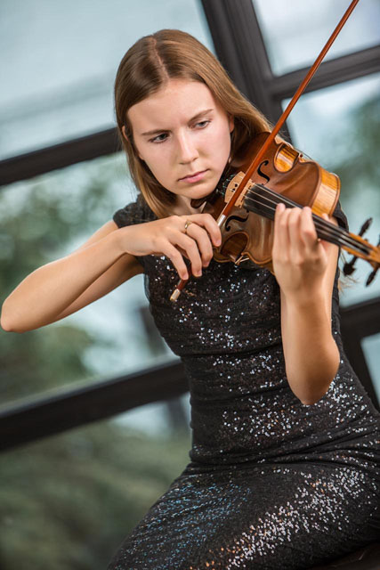 Isabel Chomnalez playing violin